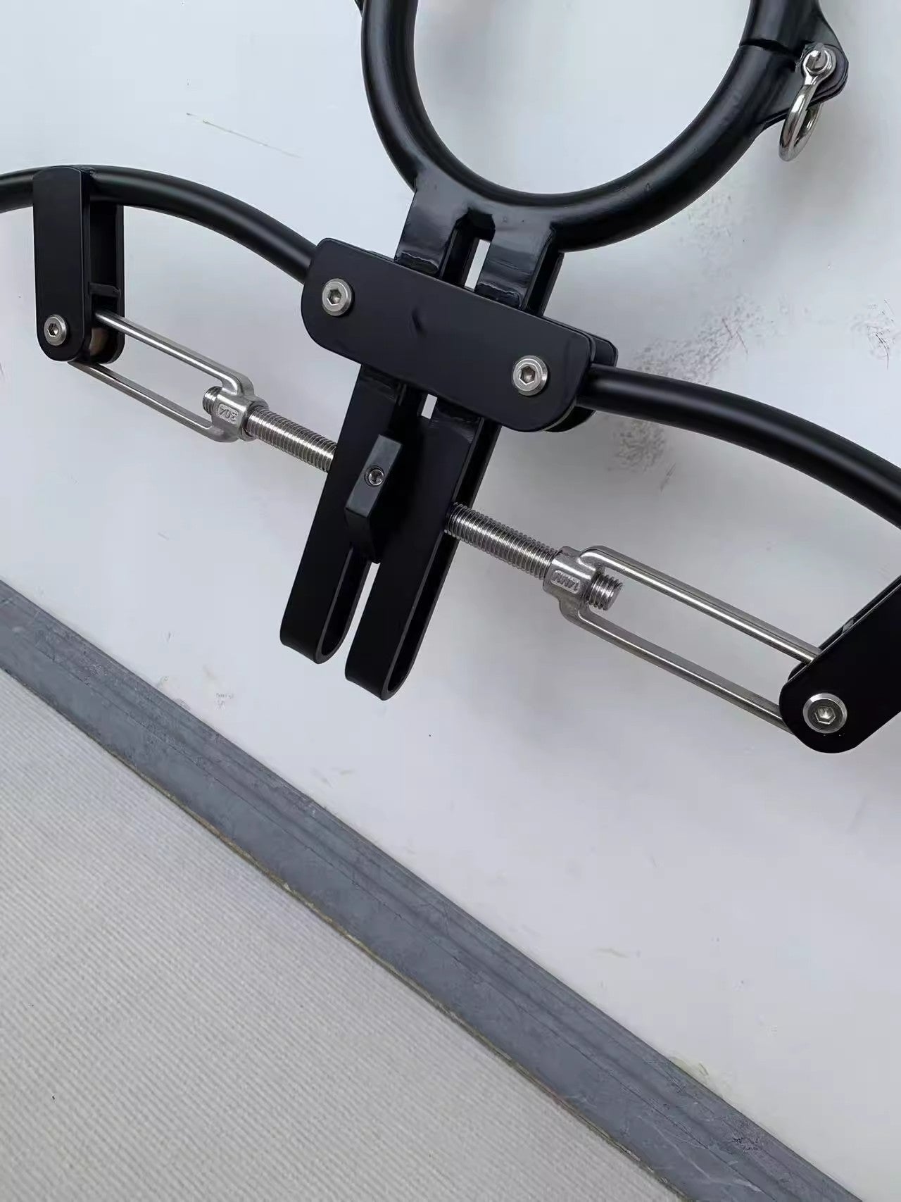 C works adjustable M split leg opener with self-binding padlock 杨子仪-t-equipment