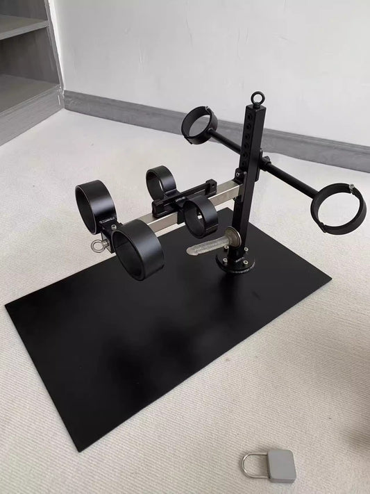 Extreme Horse Restraint Frame with Self-Tied Padlock by Lao C 杨子仪-t-equipment