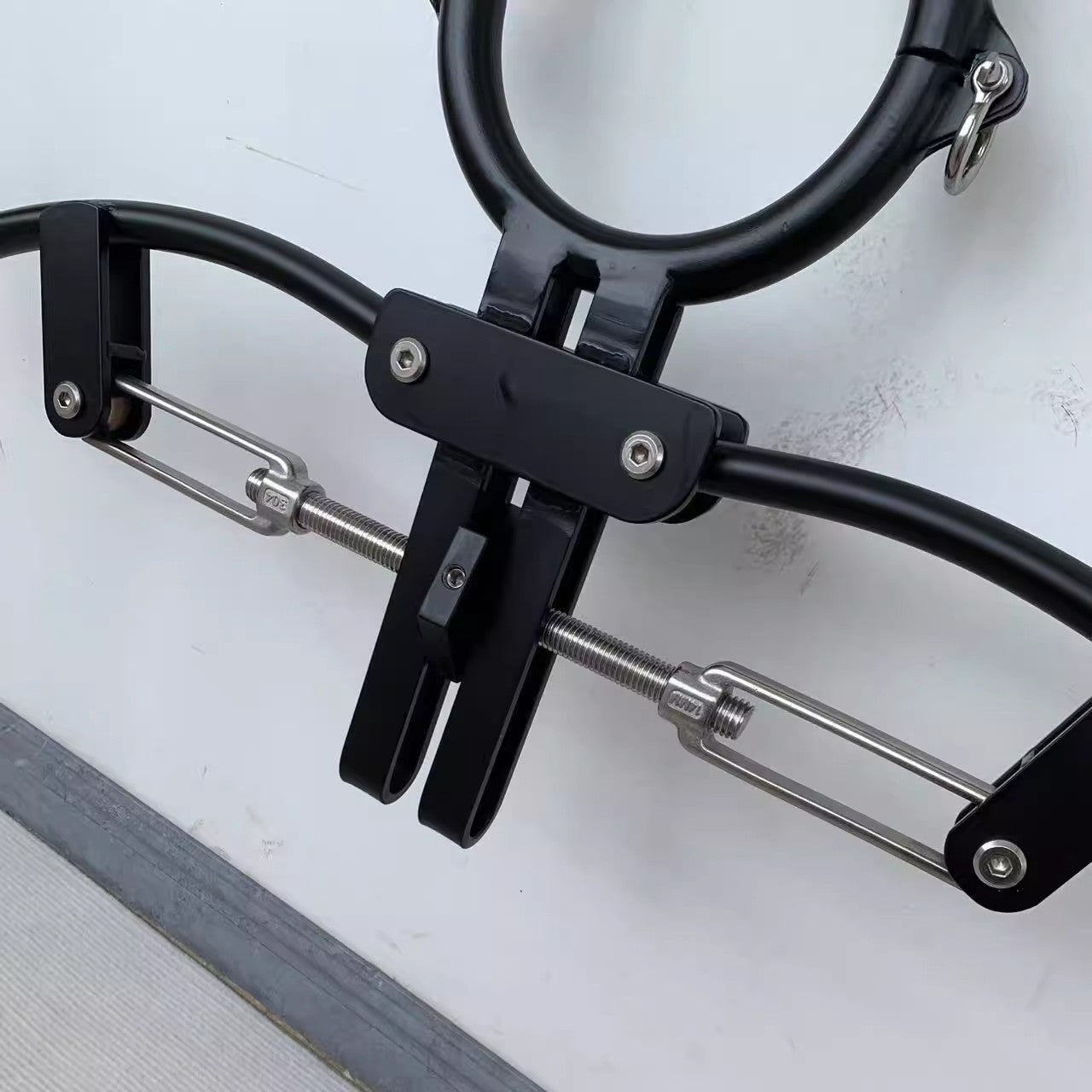 C works adjustable M split leg opener with self-binding padlock 杨子仪-t-equipment