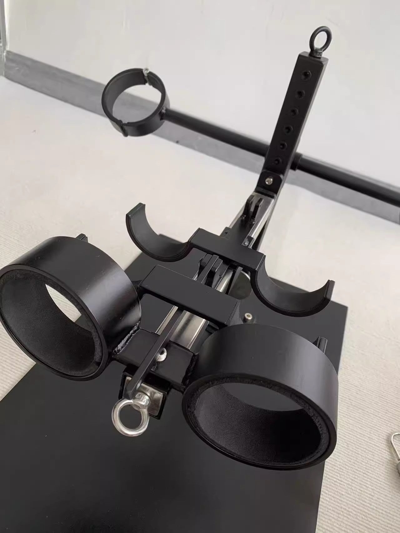 Extreme Horse Restraint Frame with Self-Tied Padlock by Lao C 杨子仪-t-equipment
