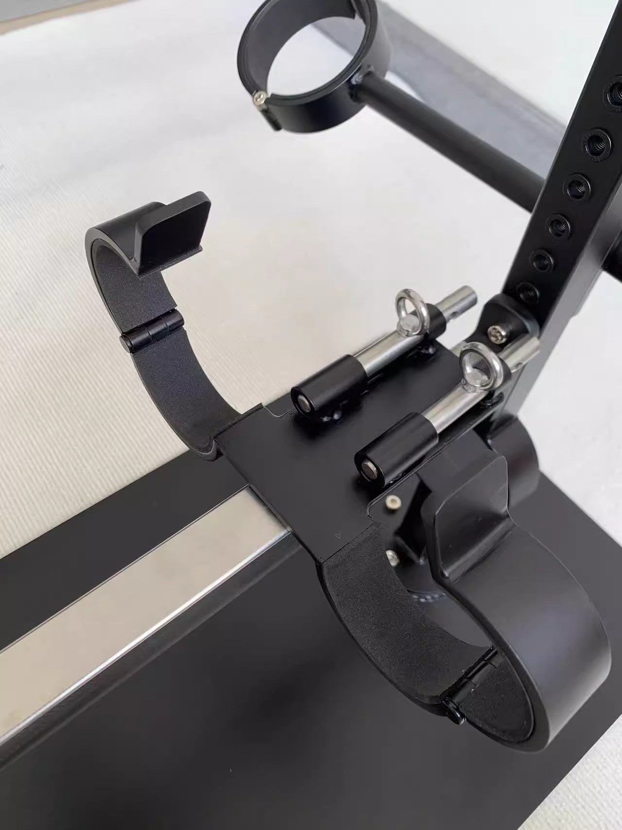 Extreme Horse Restraint Frame with Self-Tied Padlock by Lao C 杨子仪-t-equipment
