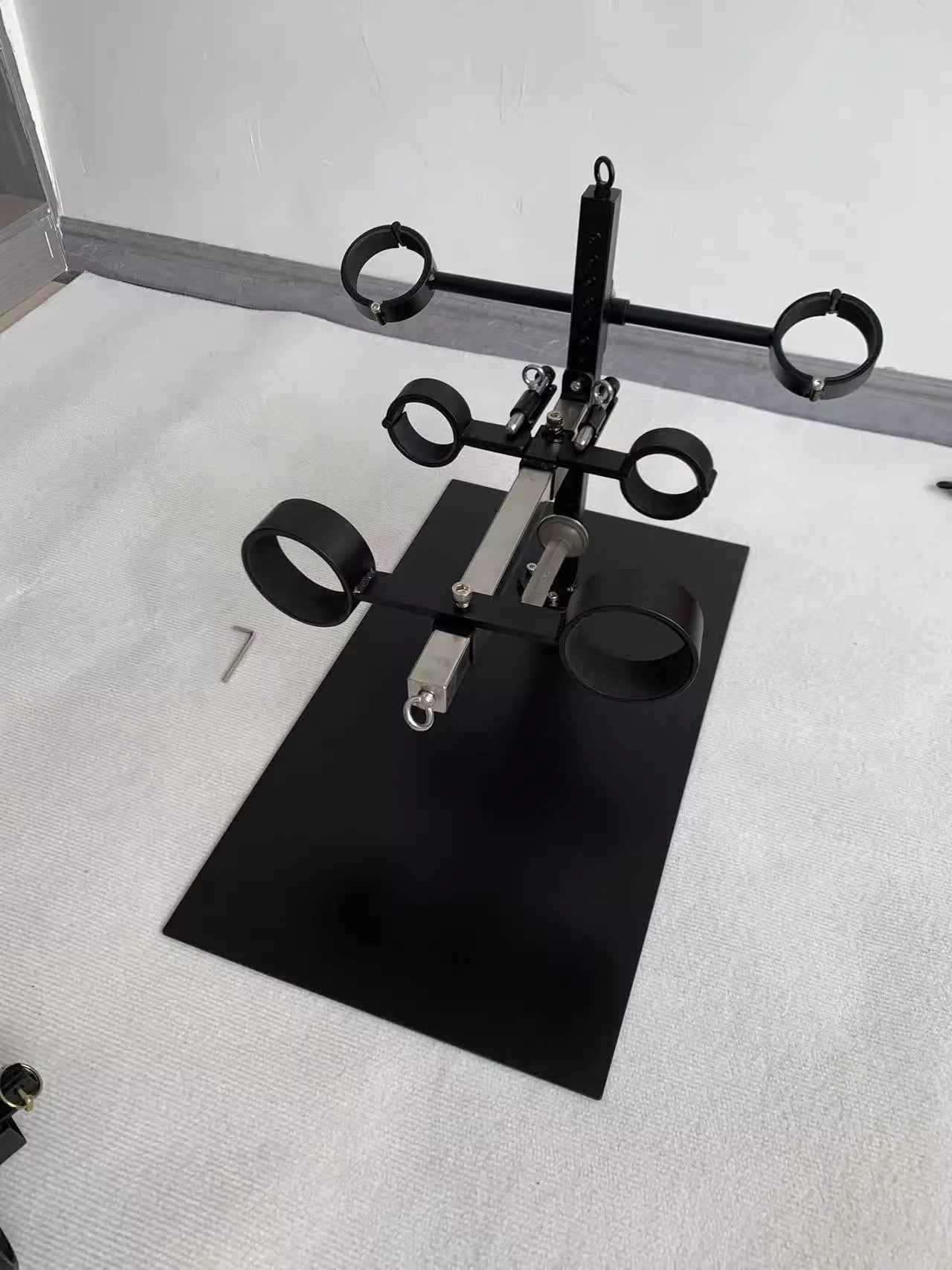 Extreme Horse Restraint Frame with Self-Tied Padlock by Lao C 杨子仪-t-equipment