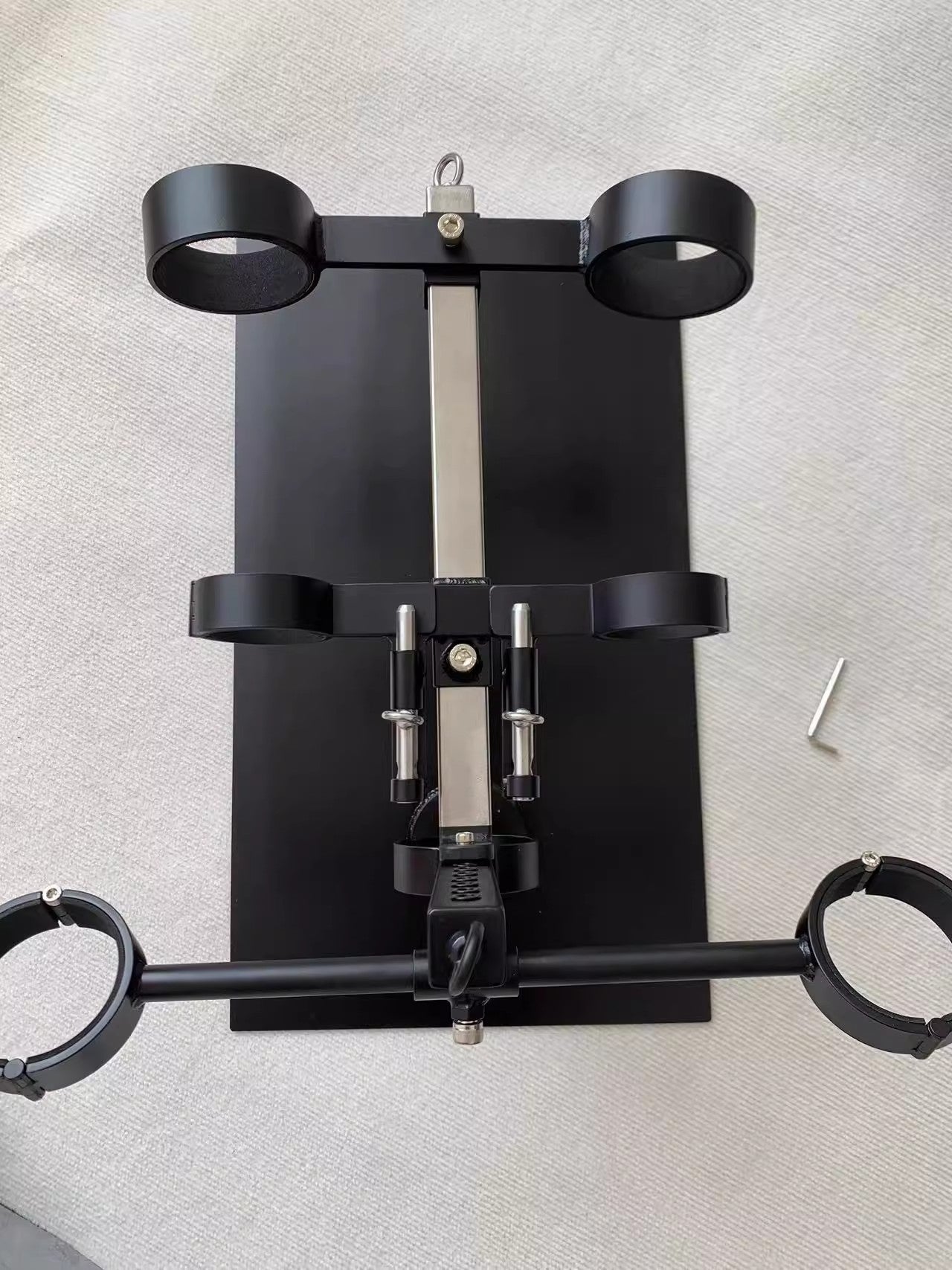 Extreme Horse Restraint Frame with Self-Tied Padlock by Lao C 杨子仪-t-equipment